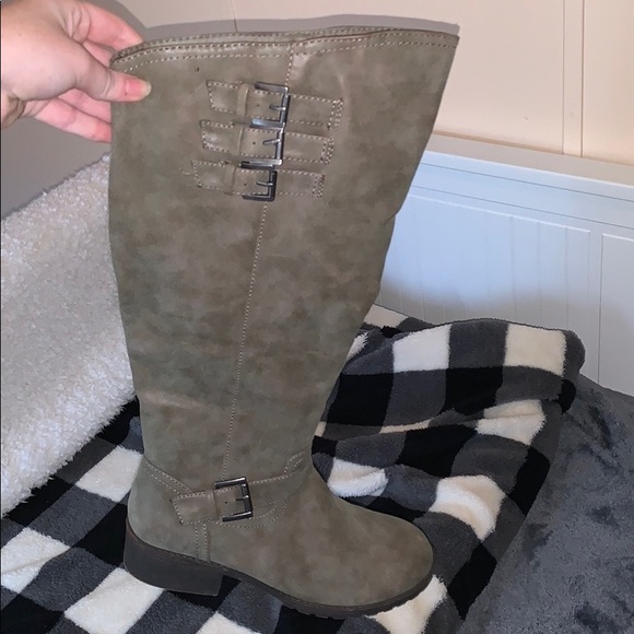 Boots - Picture 4 of 4